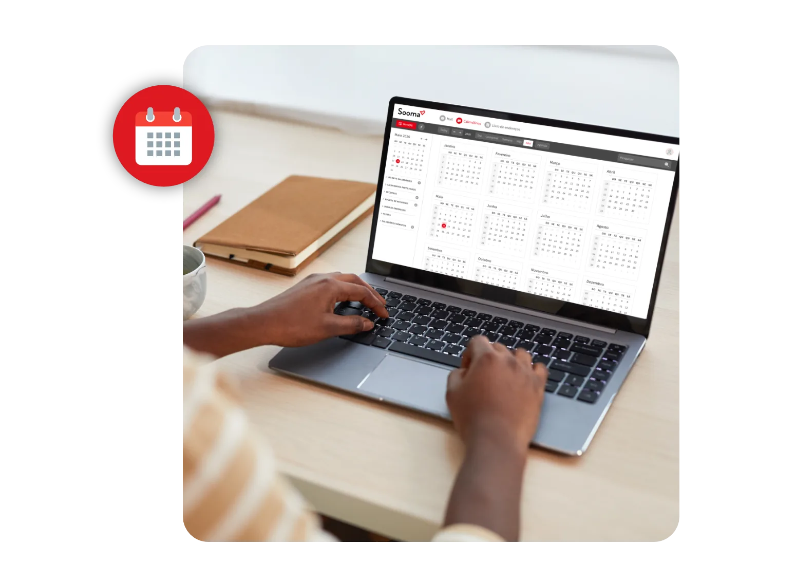 Pessoa a usar um portátil com o calendário anual da Sooma aberto no ecrã, com ícone de calendário