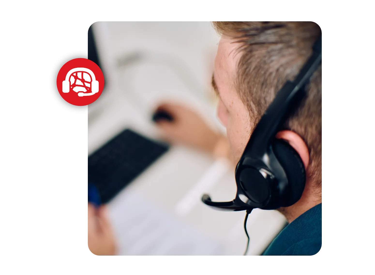 Operador de suporte com auscultadores e microfone a trabalhar ao computador, com ícone de apoio ao cliente